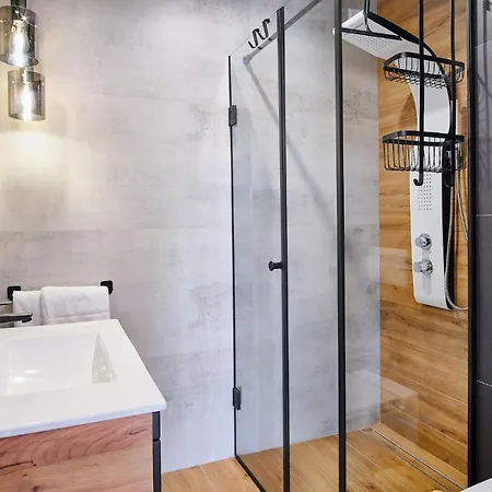 In With 2 Bedrooms * Nowecin